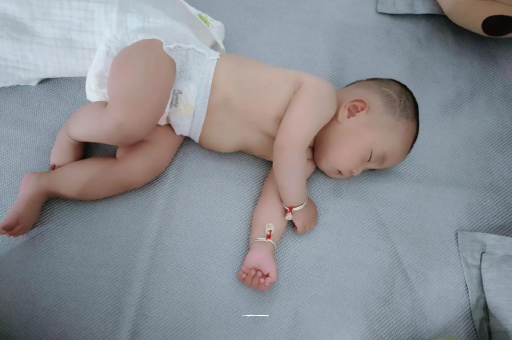 仁寿宝宝拍嗝的正确方法